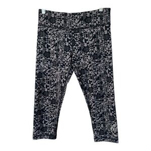 Zumba Wear Aztec Print Black Gray Capri Leggings Size S